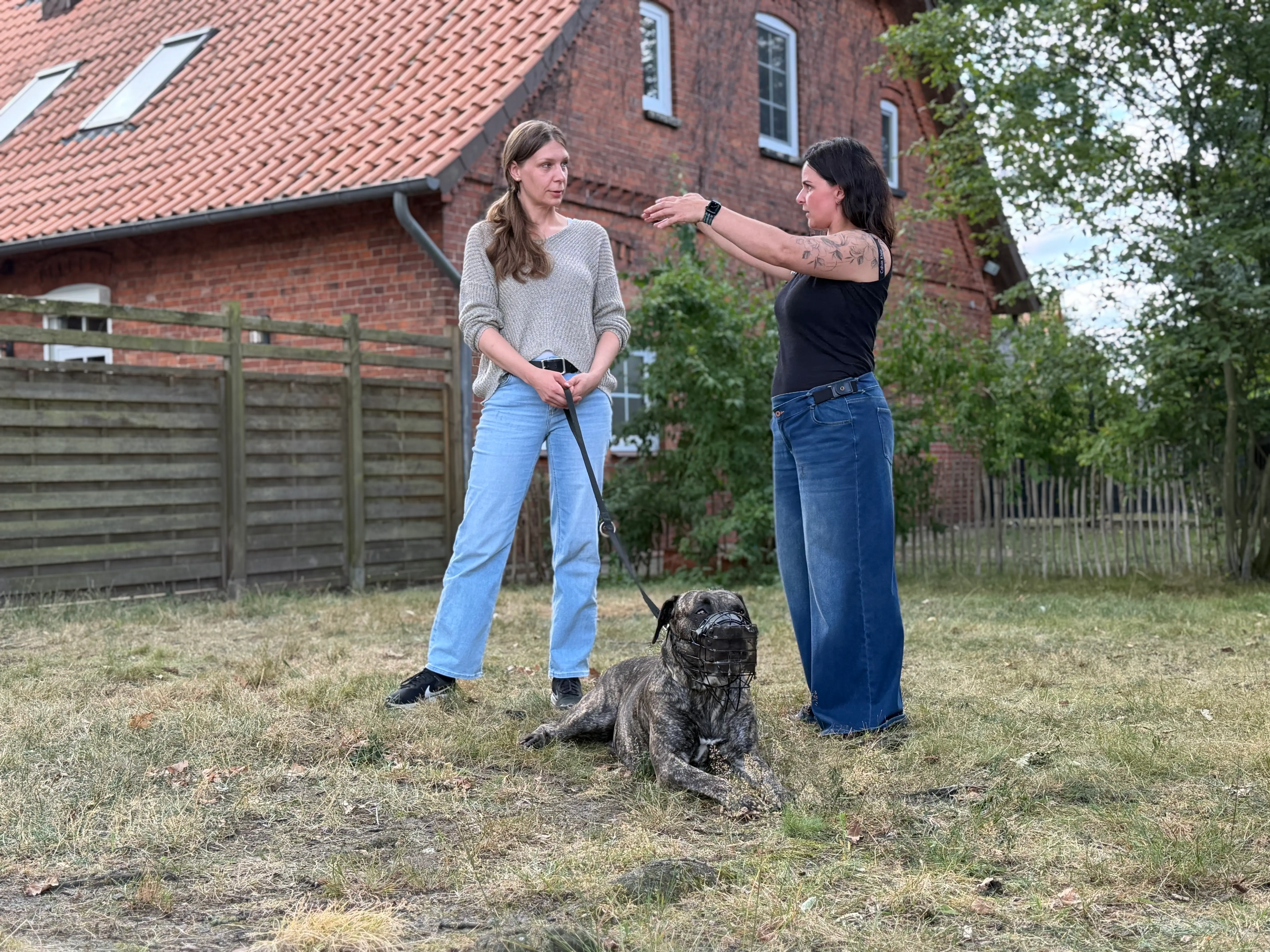 Katarina Ringsdorff erklärt einer Hundehalterin im Einzeltraining in Pennigsehl die Körpersprache ihres Hundes mit Maulkorb