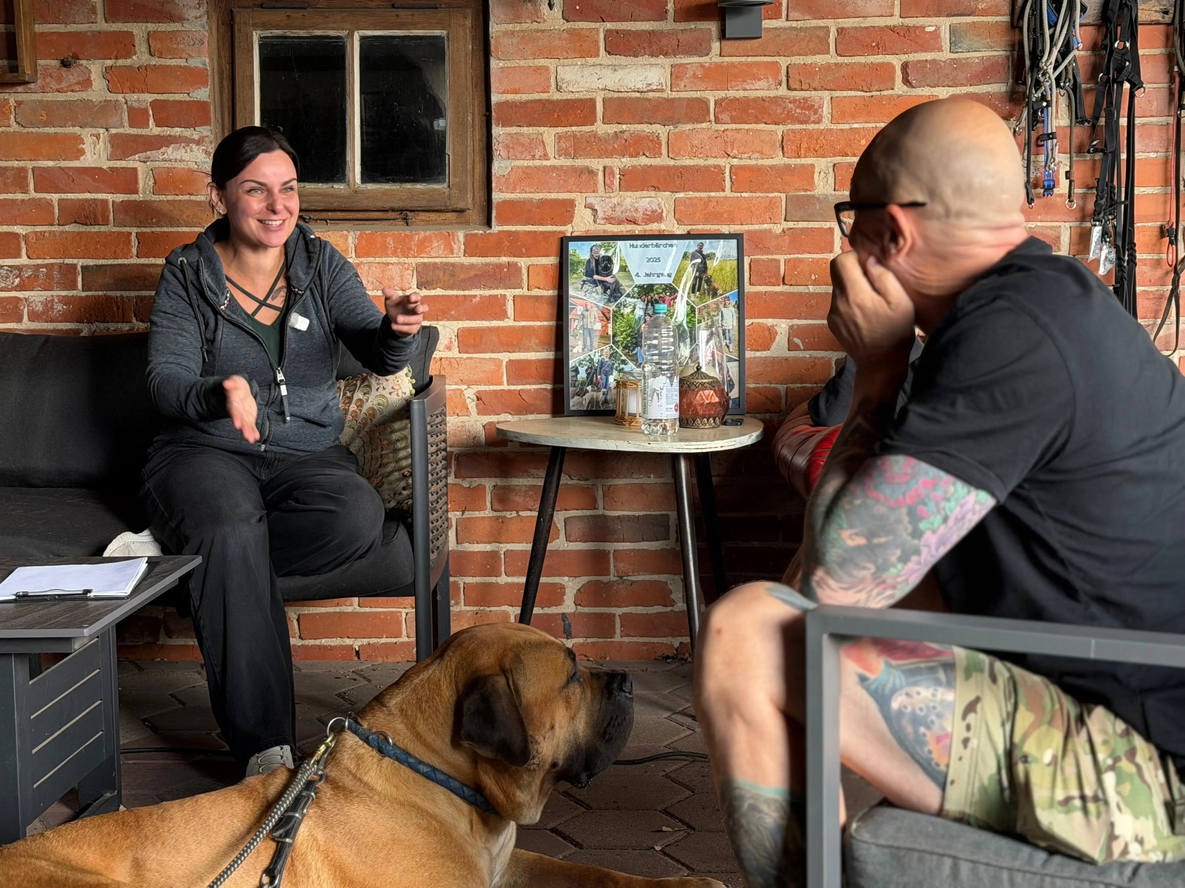 Theorieeinheit der Hundetrainer-Ausbildung in gemütlicher Runde auf der Terrasse in Pennigsehl