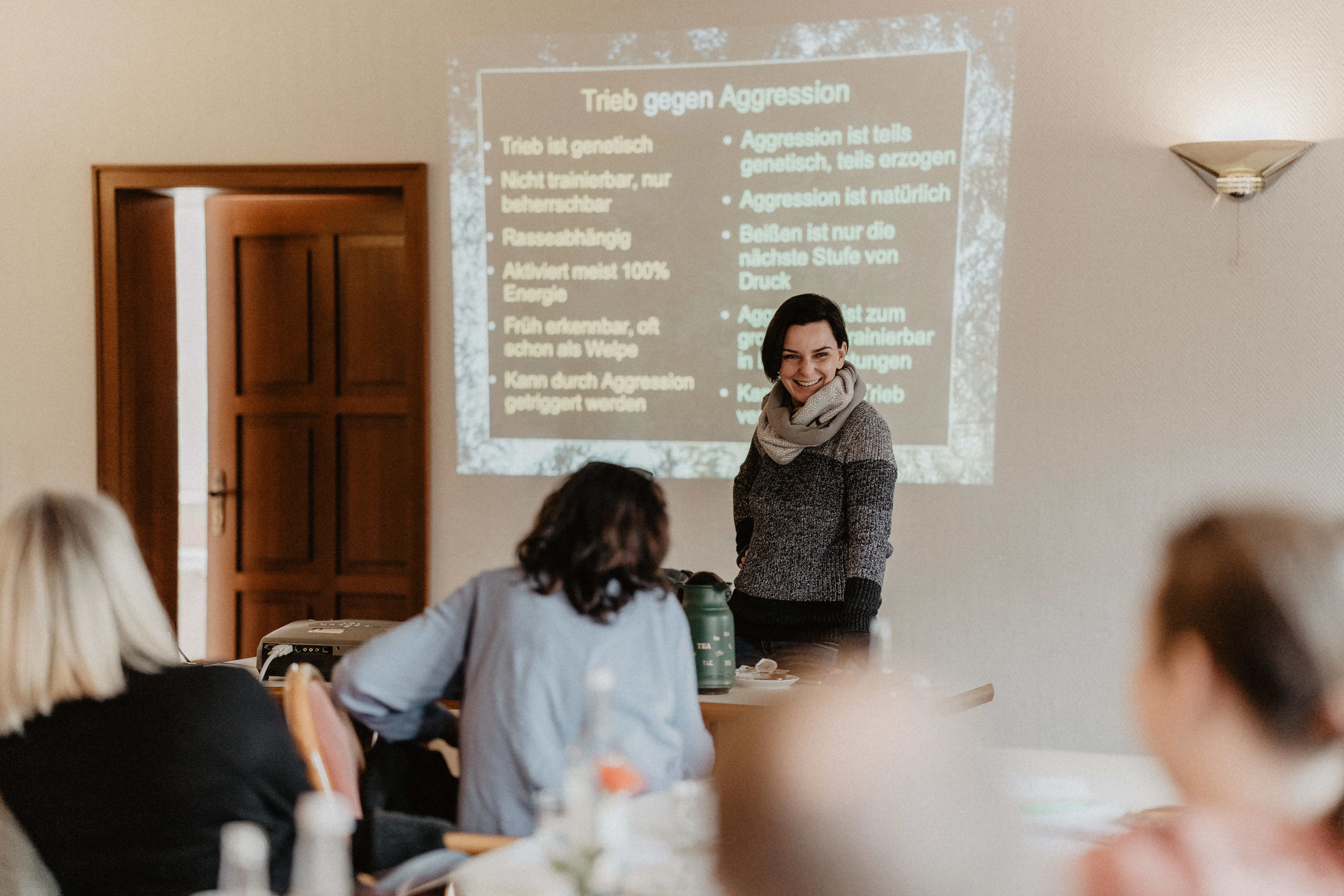 Seminarsituation mit Mensch-Hund-Team bei Hunderbar